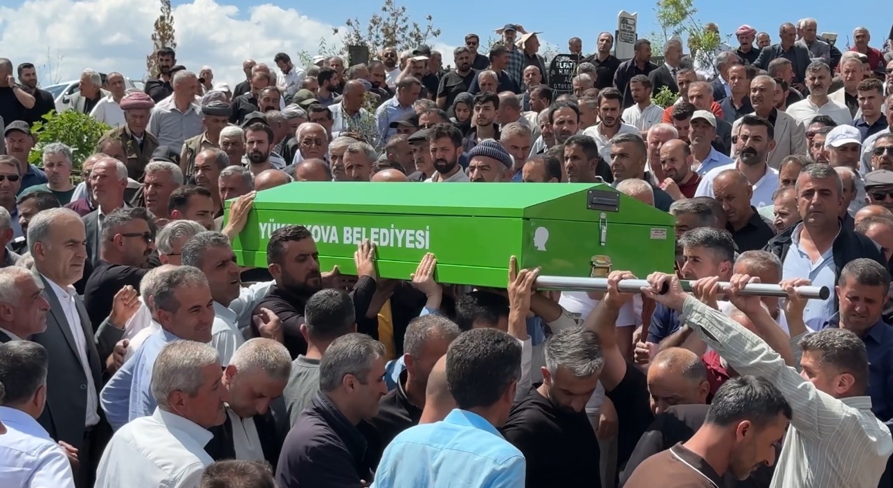 Yüksekova’daki kazada hayatını kaybedenler toprağa verildi 4 yuksekovadaki kazada hayatini kaybedenler topraga verildi 0