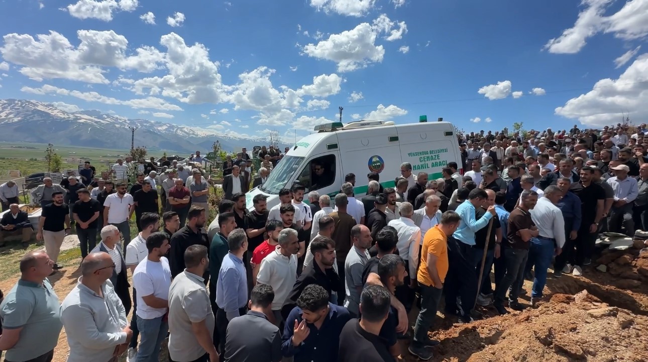 Yüksekova’daki kazada hayatını kaybedenler toprağa verildi 5 yuksekovadaki kazada hayatini kaybedenler topraga verildi 1