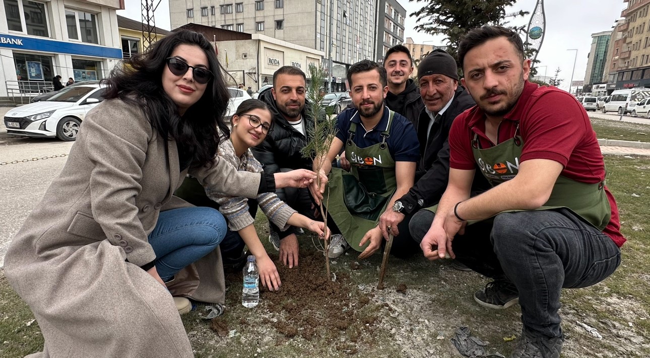 yuksekovali girisimci kadin cevreye dikkat cekmek icin fidan dikti 0 8DG3sz95