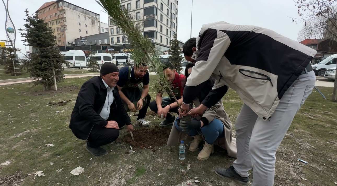 yuksekovali girisimci kadin cevreye dikkat cekmek icin fidan dikti 5 vmhG6BGV