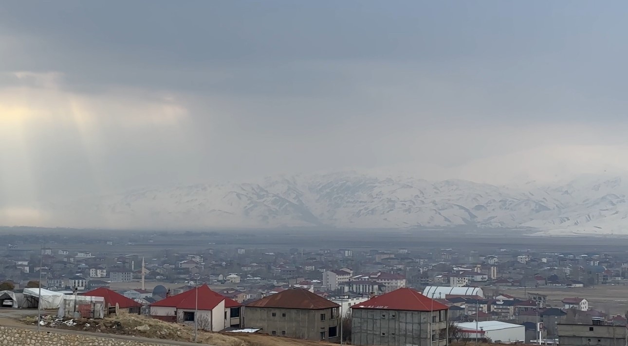 yuksekovanin etrafini cevreleyen daglar beyaza burundu 3 43RFCqN8