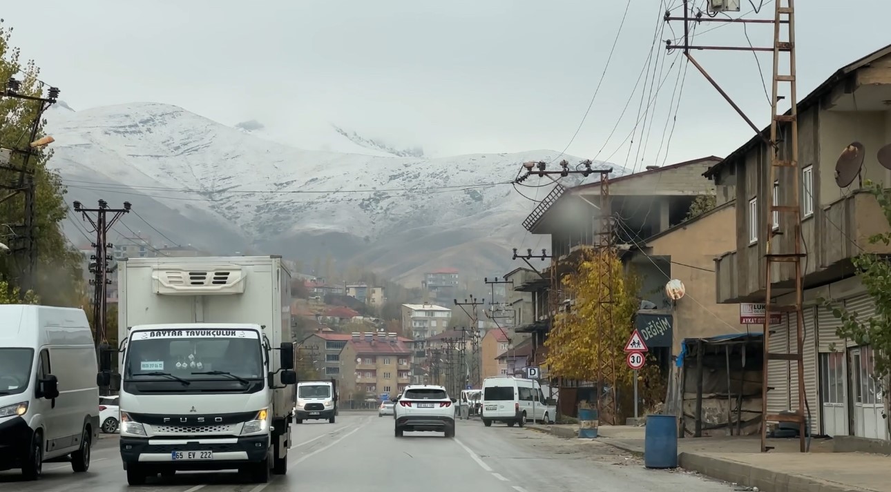 yuksekovanin etrafini cevreleyen daglar beyaza burundu 4