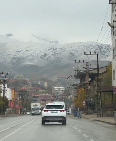 yuksekovanin-etrafini-cevreleyen-daglar-beyaza-burundu-QuSiv4zI.jpg