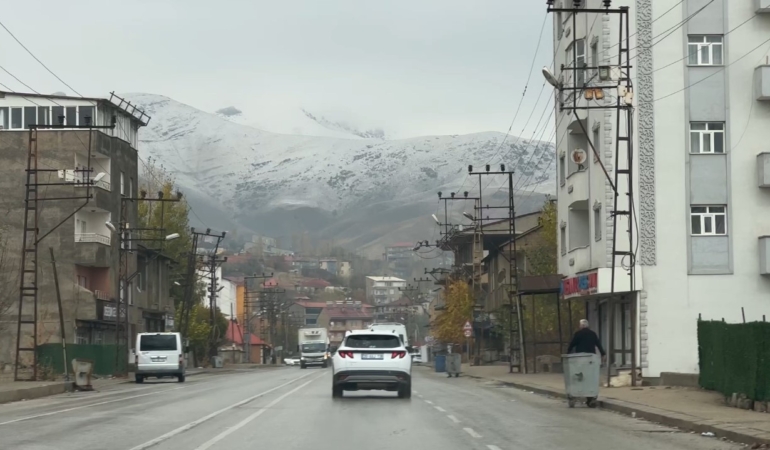 yuksekovanin-etrafini-cevreleyen-daglar-beyaza-burundu-QuSiv4zI.jpg