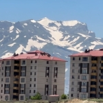 yuksekovanin-heybetli-cilo-dagi-12-ay-boyunca-kar-yiginlarini-barindiriyor-1BTaKfFl.jpg