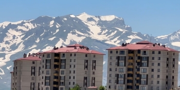 yuksekovanin-heybetli-cilo-dagi-12-ay-boyunca-kar-yiginlarini-barindiriyor-1BTaKfFl.jpg