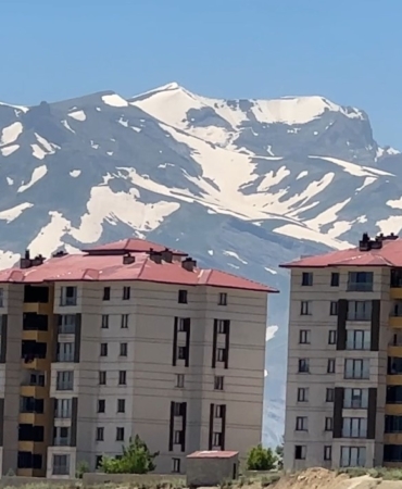 yuksekovanin-heybetli-cilo-dagi-12-ay-boyunca-kar-yiginlarini-barindiriyor-1BTaKfFl.jpg
