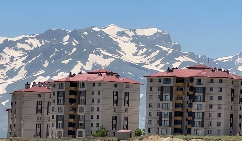 yuksekovanin-heybetli-cilo-dagi-12-ay-boyunca-kar-yiginlarini-barindiriyor-1BTaKfFl.jpg