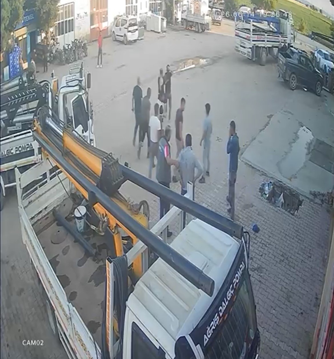Yumruk, tokat ve tekmelerin havada uçuştuğu kavga kamerada 4 yumruk tokat ve tekmelerin havada ucustugu kavga kamerada 0 7AYX8aOr