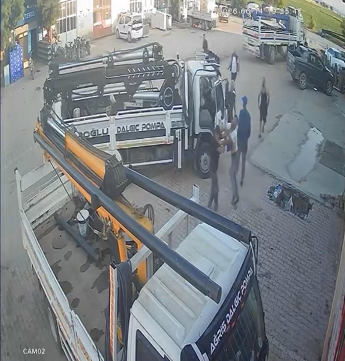 Yumruk, tokat ve tekmelerin havada uçuştuğu kavga kamerada 5 yumruk tokat ve tekmelerin havada ucustugu kavga kamerada 1 ST1FgIUn