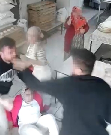 yumruk-yumruga-borc-kavgasinda-kadin-yerlerde-suruklendi-AFjQLrew.jpg
