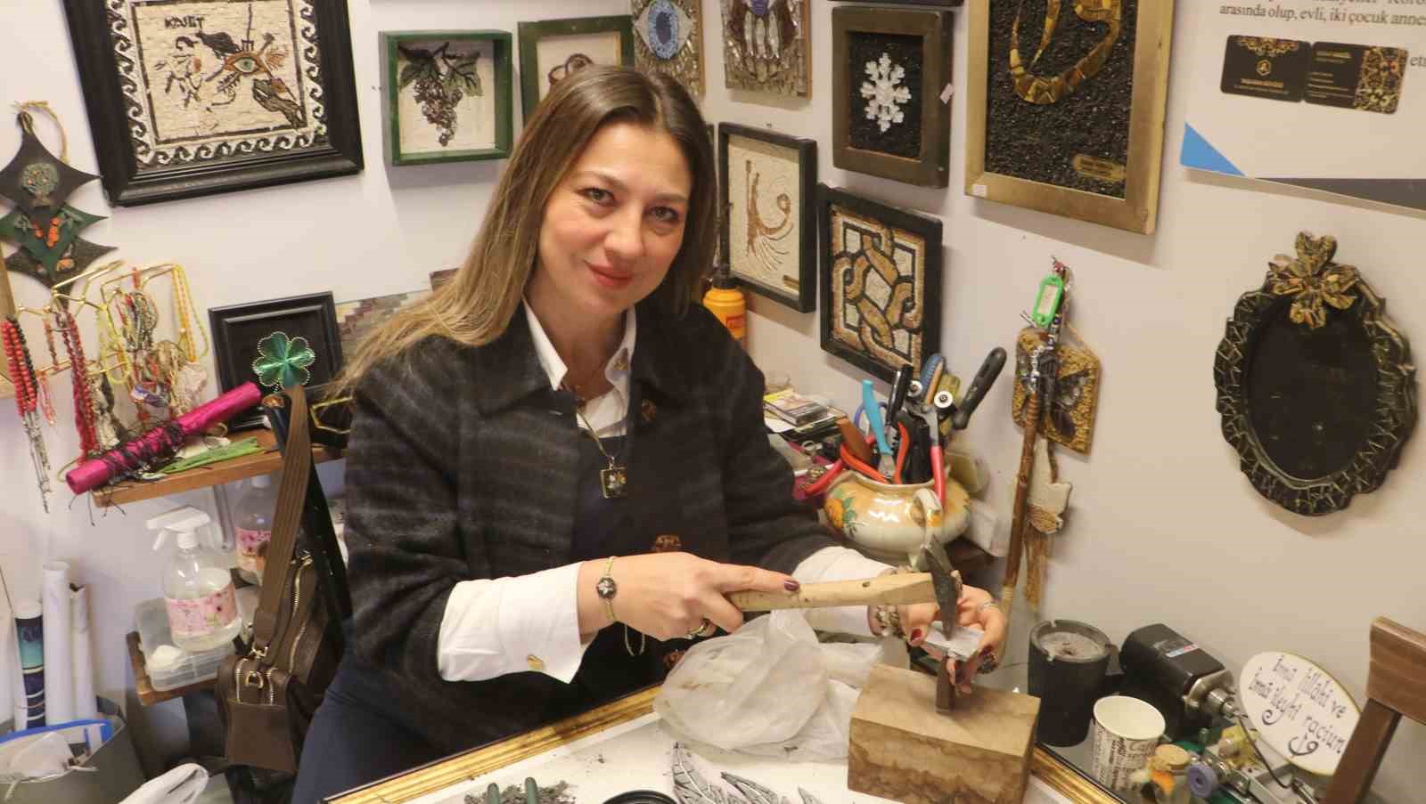 yumurta kabuklariyla baslayan sanat merakinda 30 yildir ilmik ilmik taslari mozaige donusturuyor 0 Mig3mL32
