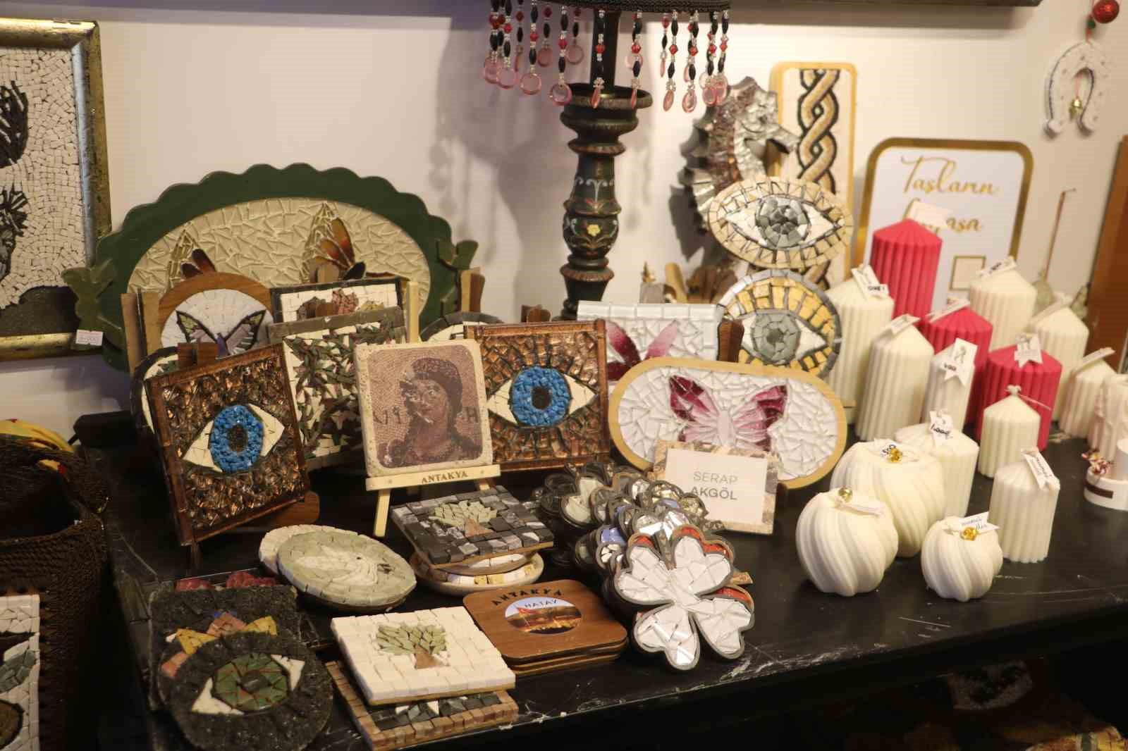 yumurta kabuklariyla baslayan sanat merakinda 30 yildir ilmik ilmik taslari mozaige donusturuyor 2 SXIzDmfK