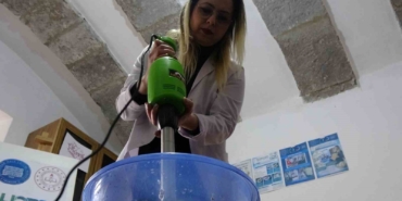 yumurta-kolilerinden-el-yapimi-kagit-uretiyorlar-9xsOOakx.jpg