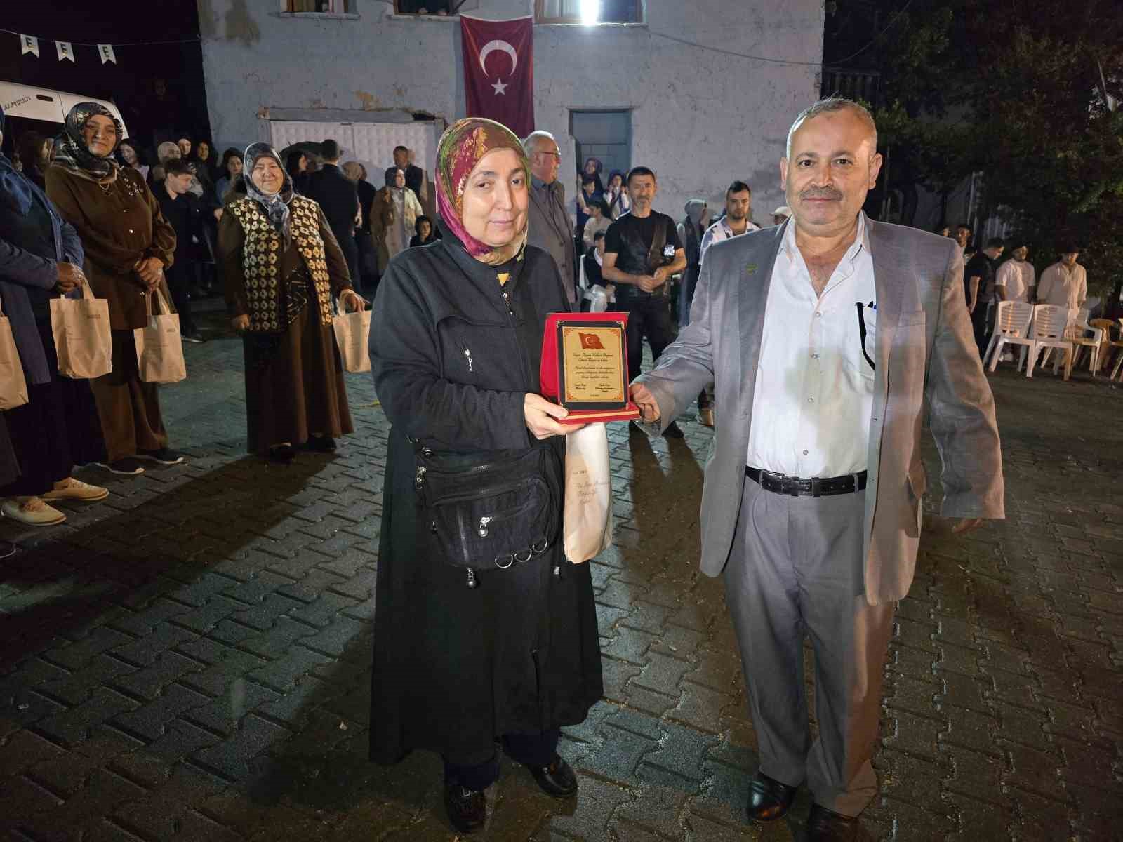 yunan askerine gecit vermeyen dedelerini andilar 3 HcwBj97H