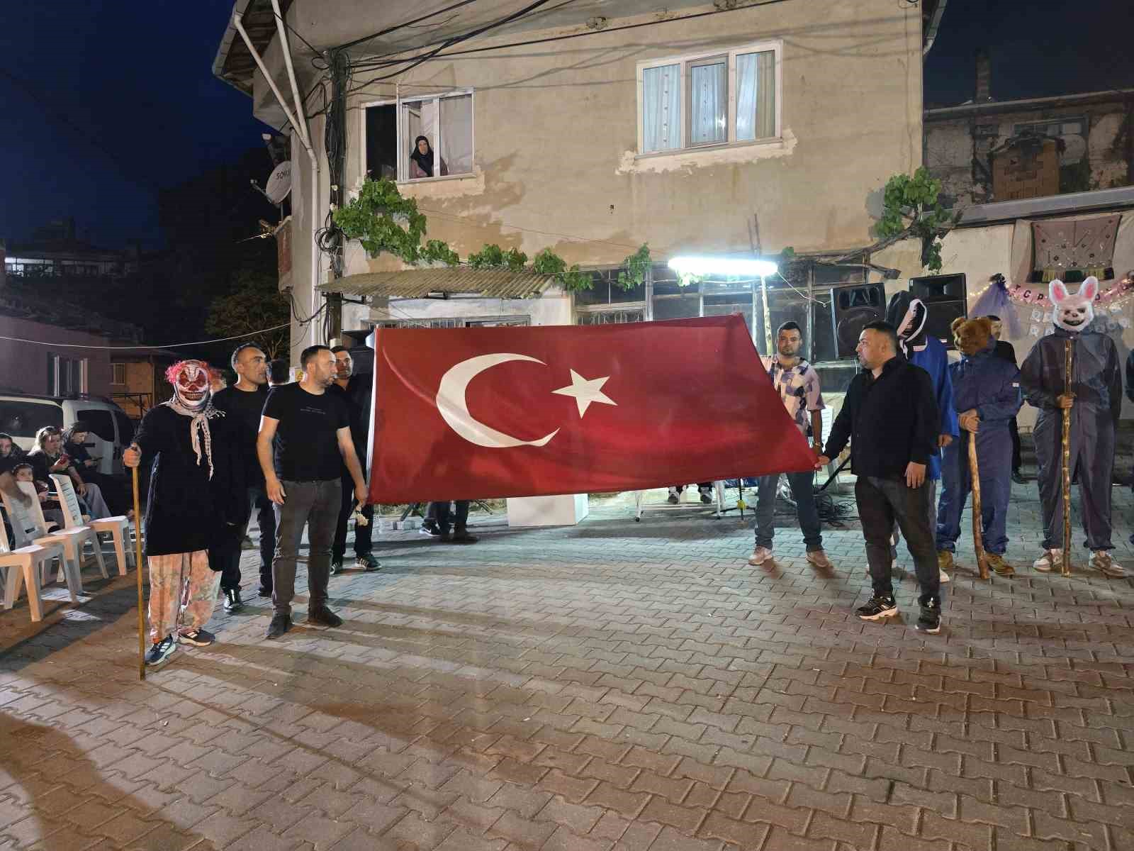 yunan askerine gecit vermeyen dedelerini andilar 4 I4dZtsEk