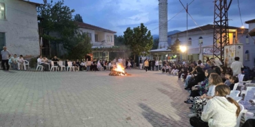yunan-askerine-gecit-vermeyen-dedelerini-andilar-ZhLnaiG8.jpg