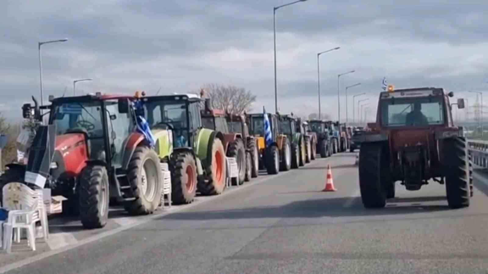 yunan ciftcilerin kipi gumruk kapisinda traktorleriyle eylemleri devam ediyor 0 nLF4An3z