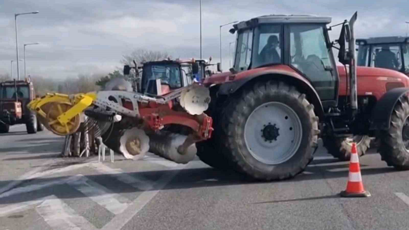 yunan ciftcilerin kipi gumruk kapisinda traktorleriyle eylemleri devam ediyor 3 XXUGeryL