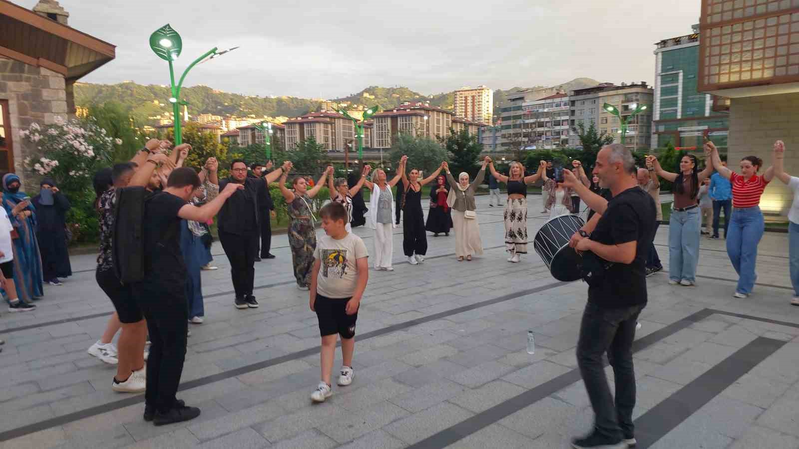 yunan turistler dev cay bardaginin altinda yunan ezgileriyle horon oynadi 1 2cbmSRSr