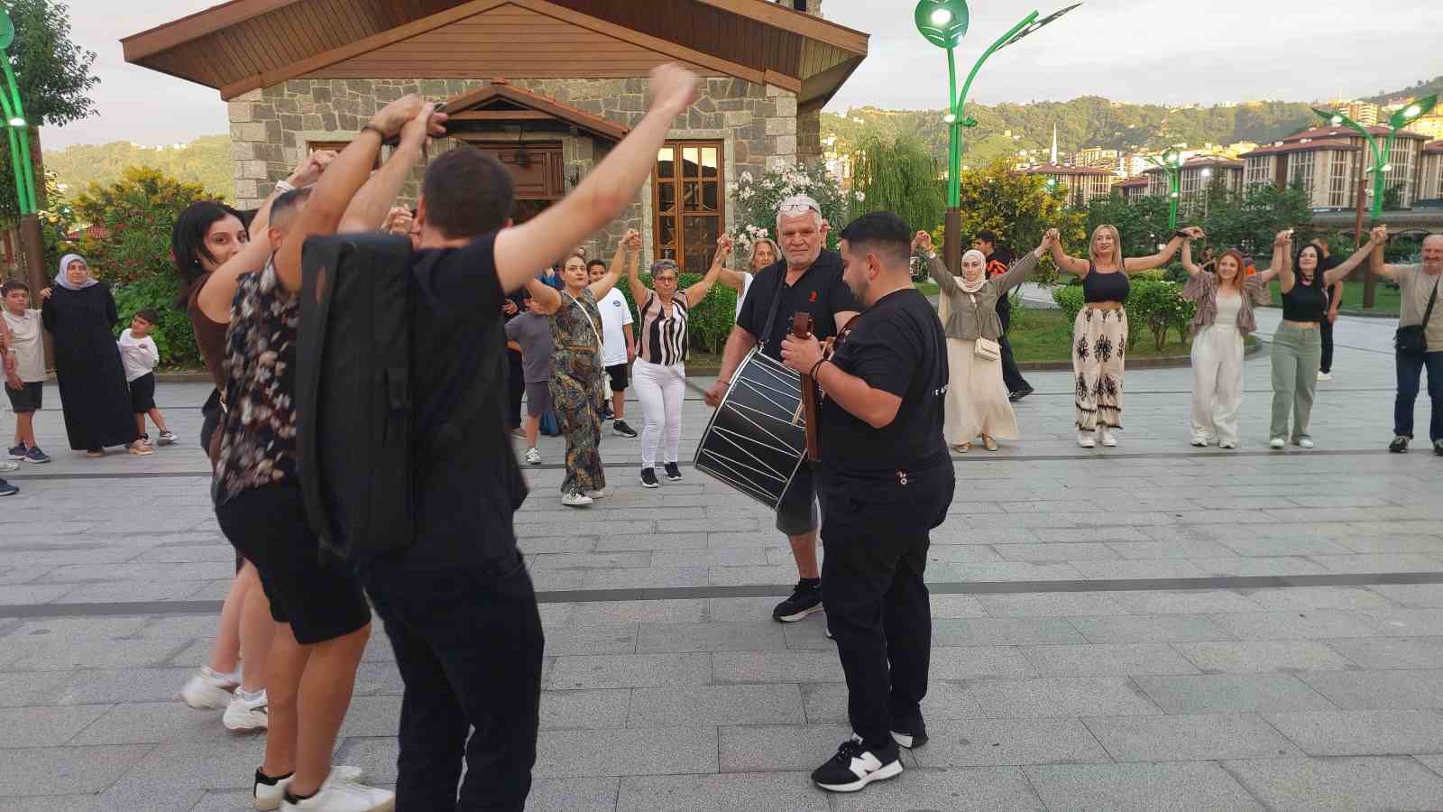 yunan turistler dev cay bardaginin altinda yunan ezgileriyle horon oynadi 2 Ns6tmTnM