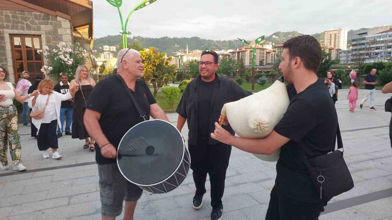 yunan turistler dev cay bardaginin altinda yunan ezgileriyle horon oynadi 3 GqH2Gw2C