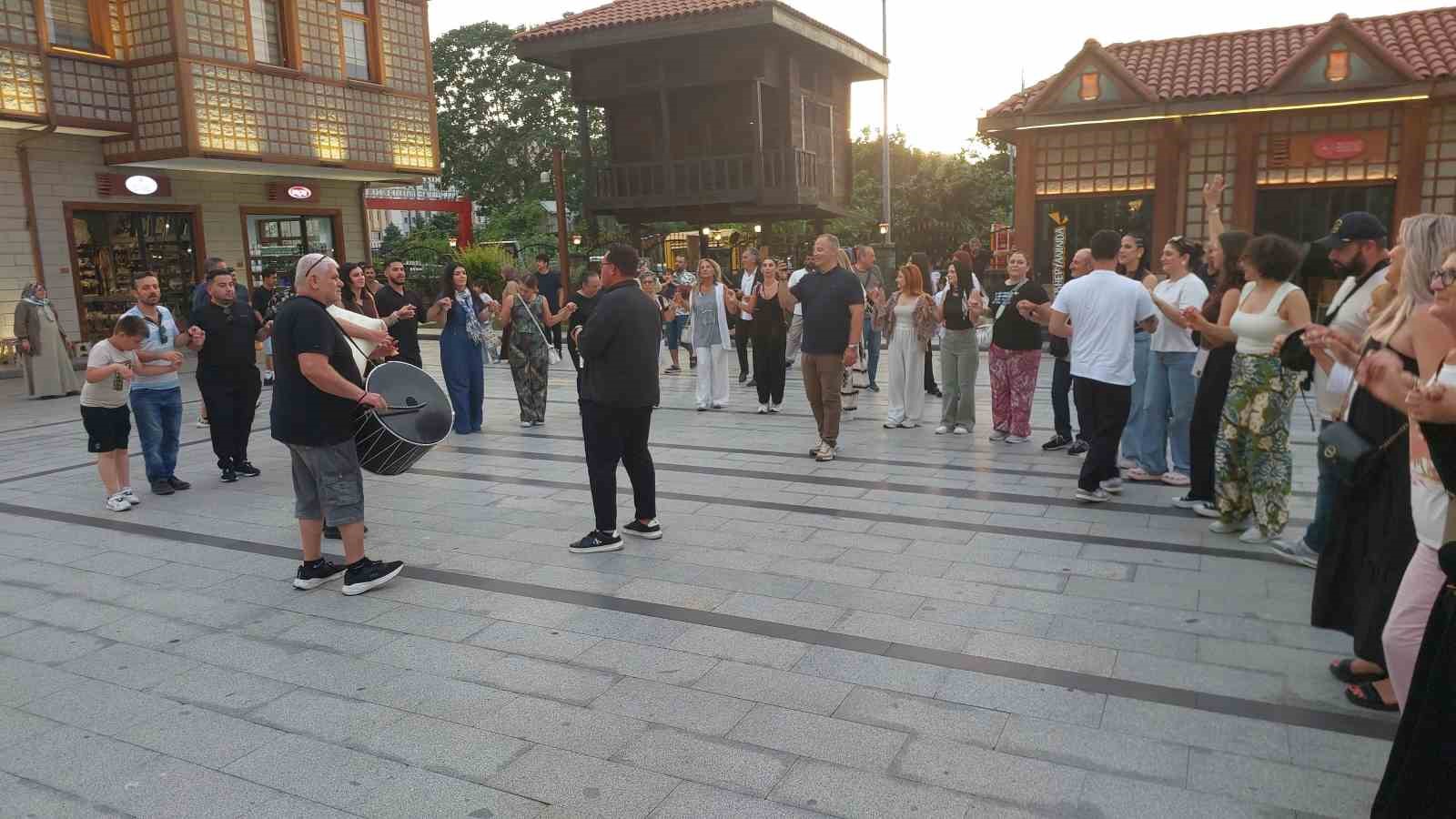 yunan turistler dev cay bardaginin altinda yunan ezgileriyle horon oynadi 4 zLAv8H6W