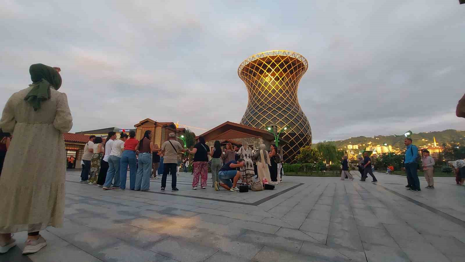 yunan turistler dev cay bardaginin altinda yunan ezgileriyle horon oynadi 5 ZpGpz3Z7