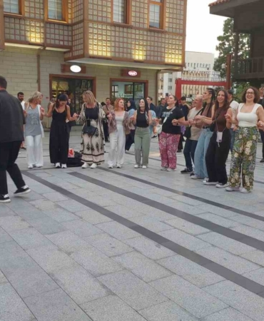 yunan-turistler-dev-cay-bardaginin-altinda-yunan-ezgileriyle-horon-oynadi-5i3CslIM.jpg
