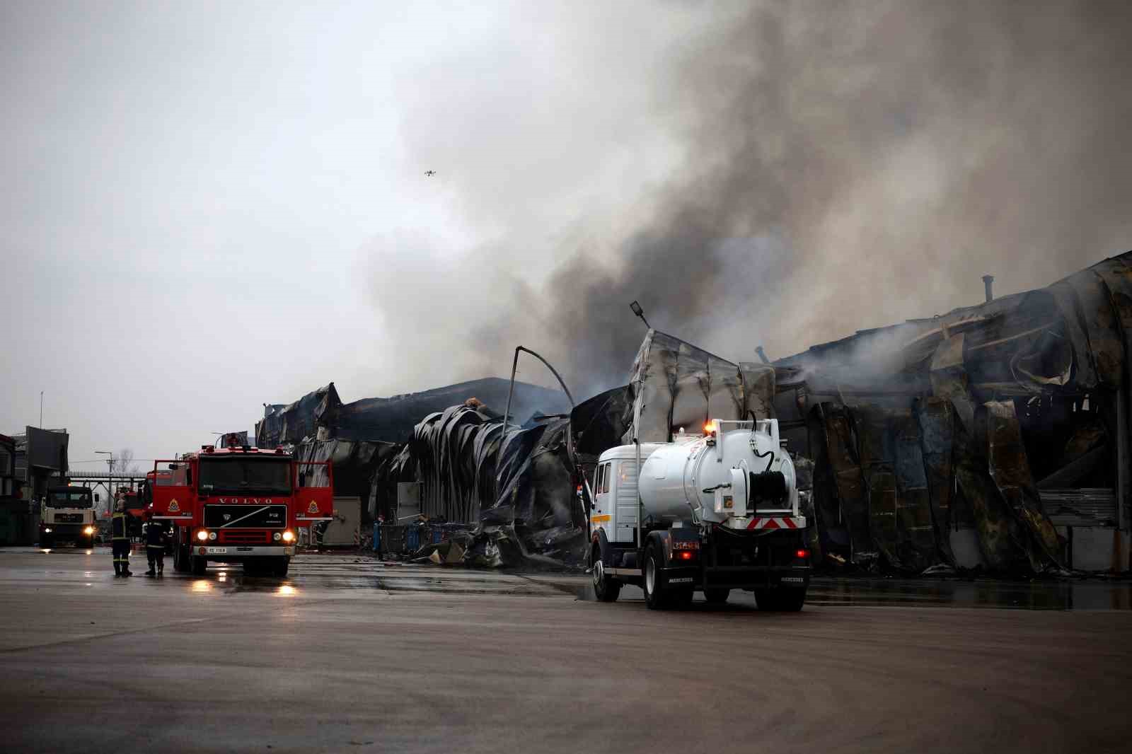 yunanistanda biskuvi fabrikasinda yangin 4 olu 4 O6m6WDtK