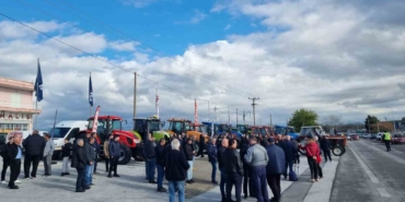 yunanistanda-ciftciler-yol-kapatti-polisle-gerilim-artti-1tCAmFHI.jpg