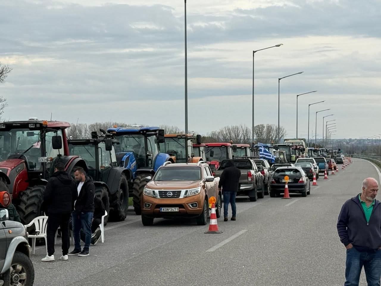 yunanistanda ciftciler yol kapatti polisle gerilim artti 3 O1dsTwEj