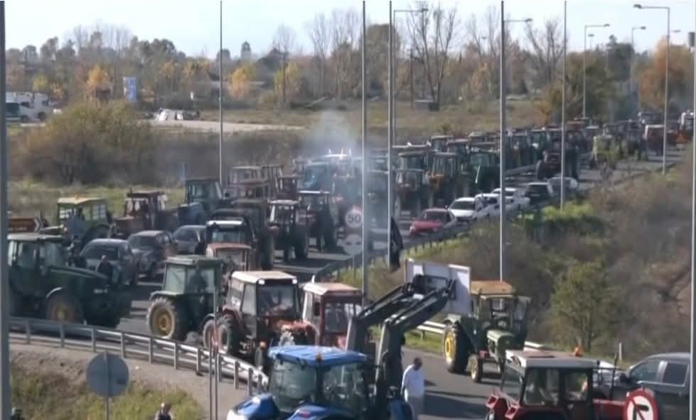 yunanistanda ciftciler yol kapatti polisle gerilim artti 4 DaWujFa6