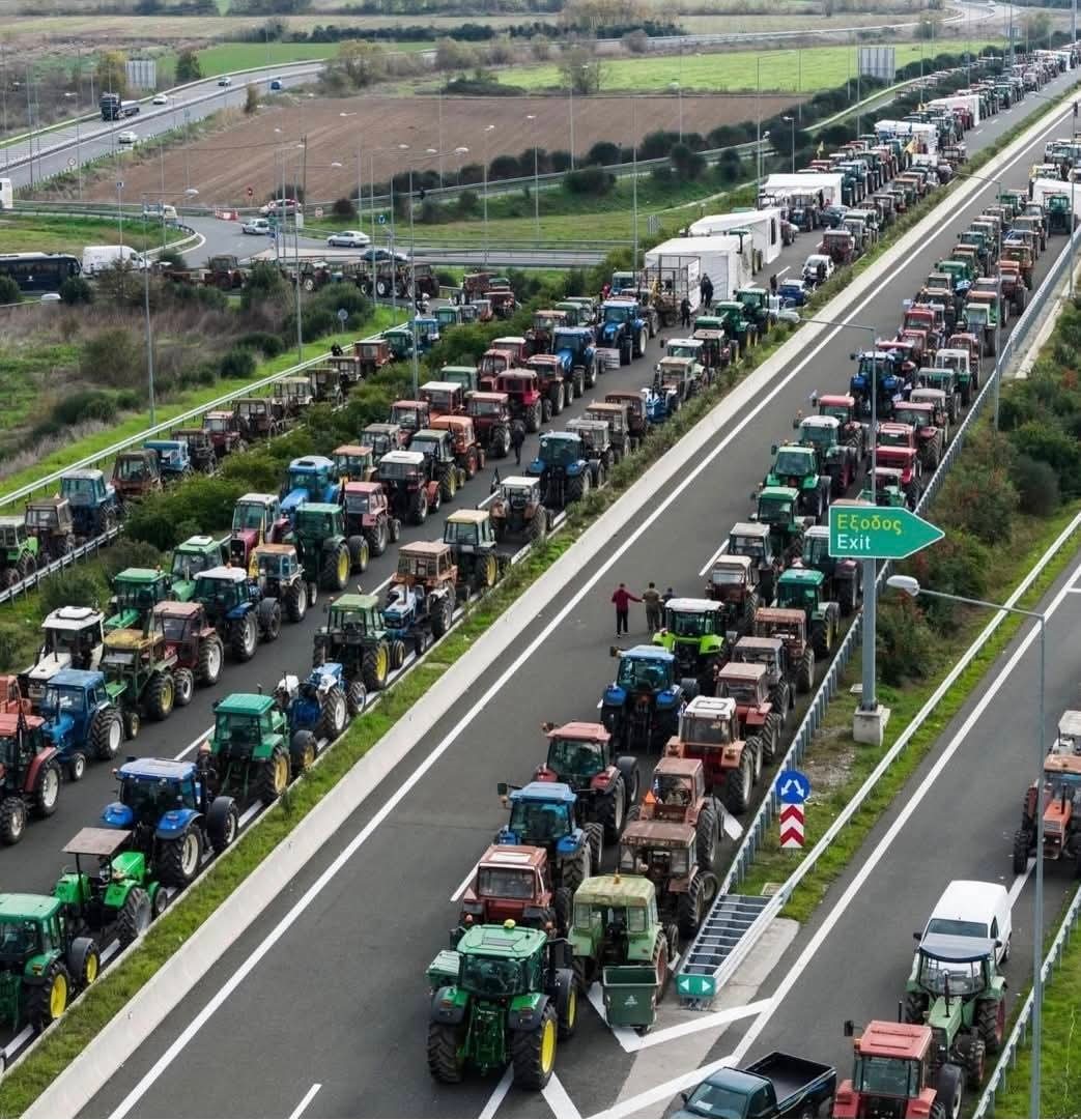 yunanistanda ciftciler yol kapatti polisle gerilim artti 5