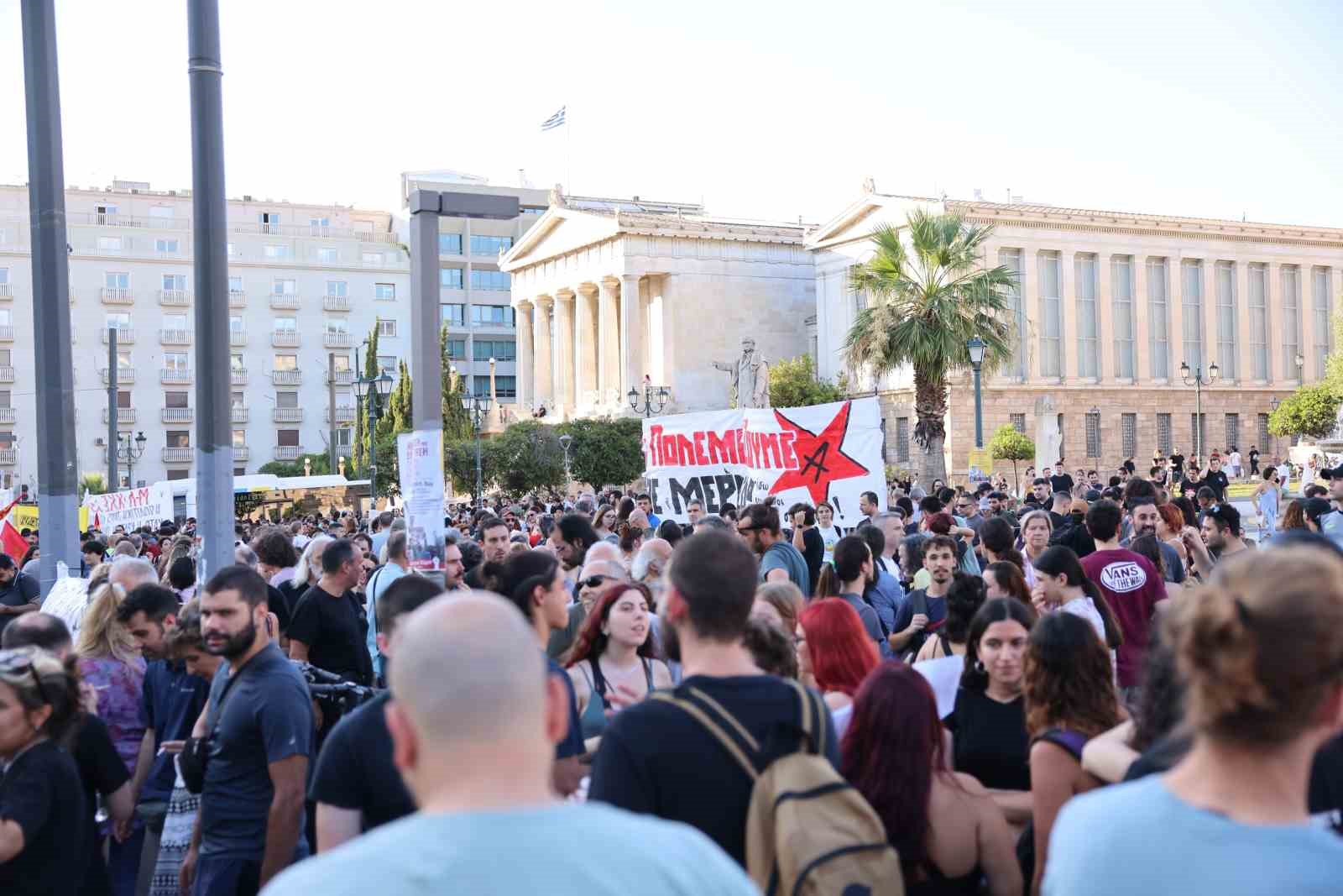 Yunanistan’da polisin açtığı ateş sonucu ölen otizmli genç için protesto düzenlendi 4 yunanistanda polisin actigi ates sonucu olen otizmli genc icin protesto duzenlendi 0 ANhLNzeH