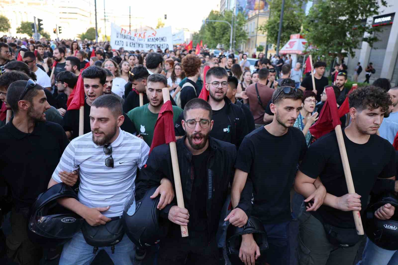 Yunanistan’da polisin açtığı ateş sonucu ölen otizmli genç için protesto düzenlendi 5 yunanistanda polisin actigi ates sonucu olen otizmli genc icin protesto duzenlendi 1 leQgc6lU