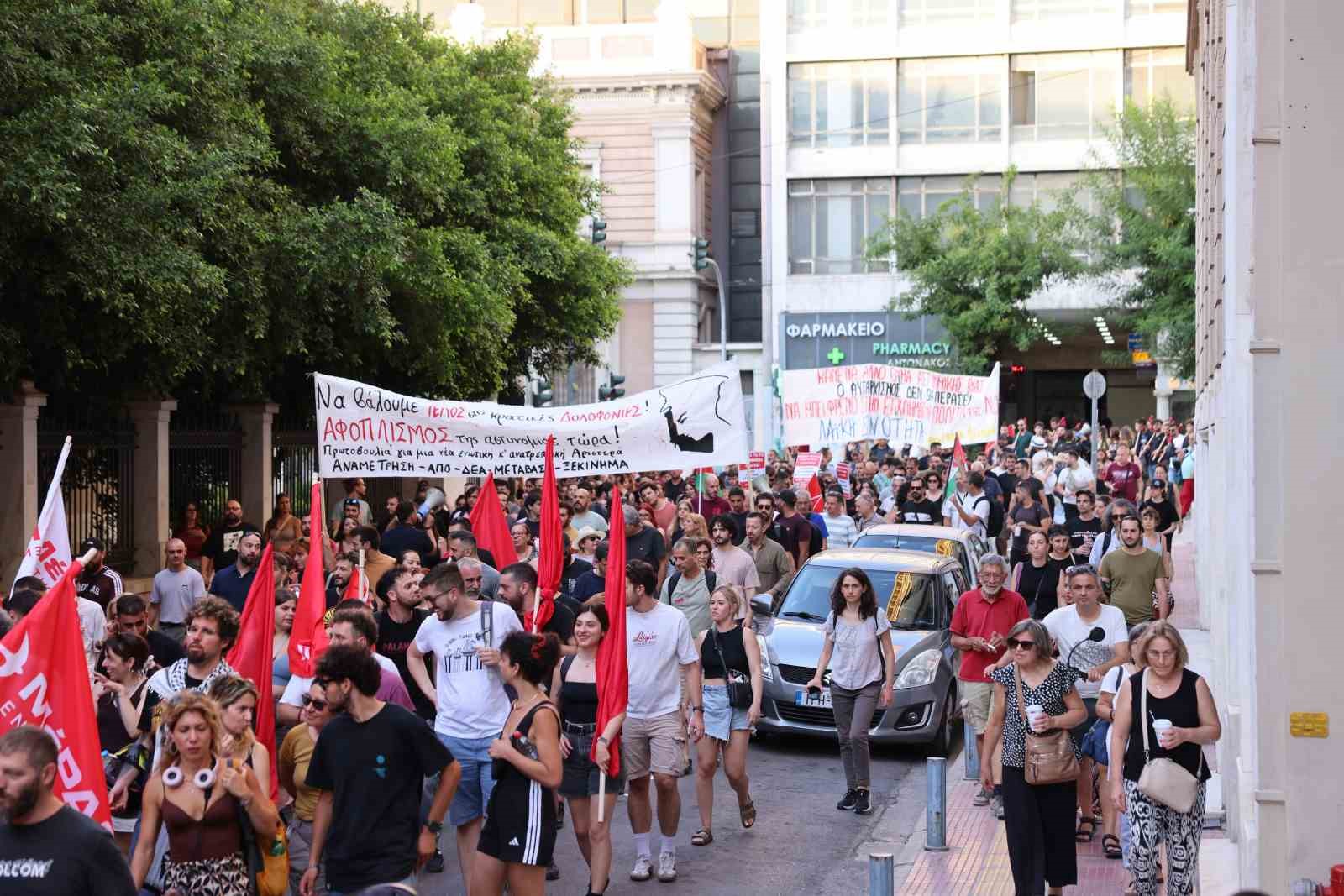 Yunanistan’da polisin açtığı ateş sonucu ölen otizmli genç için protesto düzenlendi 6 yunanistanda polisin actigi ates sonucu olen otizmli genc icin protesto duzenlendi 2 FkrPUXY6
