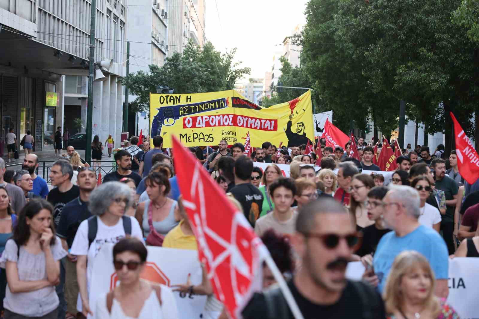 Yunanistan’da polisin açtığı ateş sonucu ölen otizmli genç için protesto düzenlendi 7 yunanistanda polisin actigi ates sonucu olen otizmli genc icin protesto duzenlendi 3 HFwiWVvy