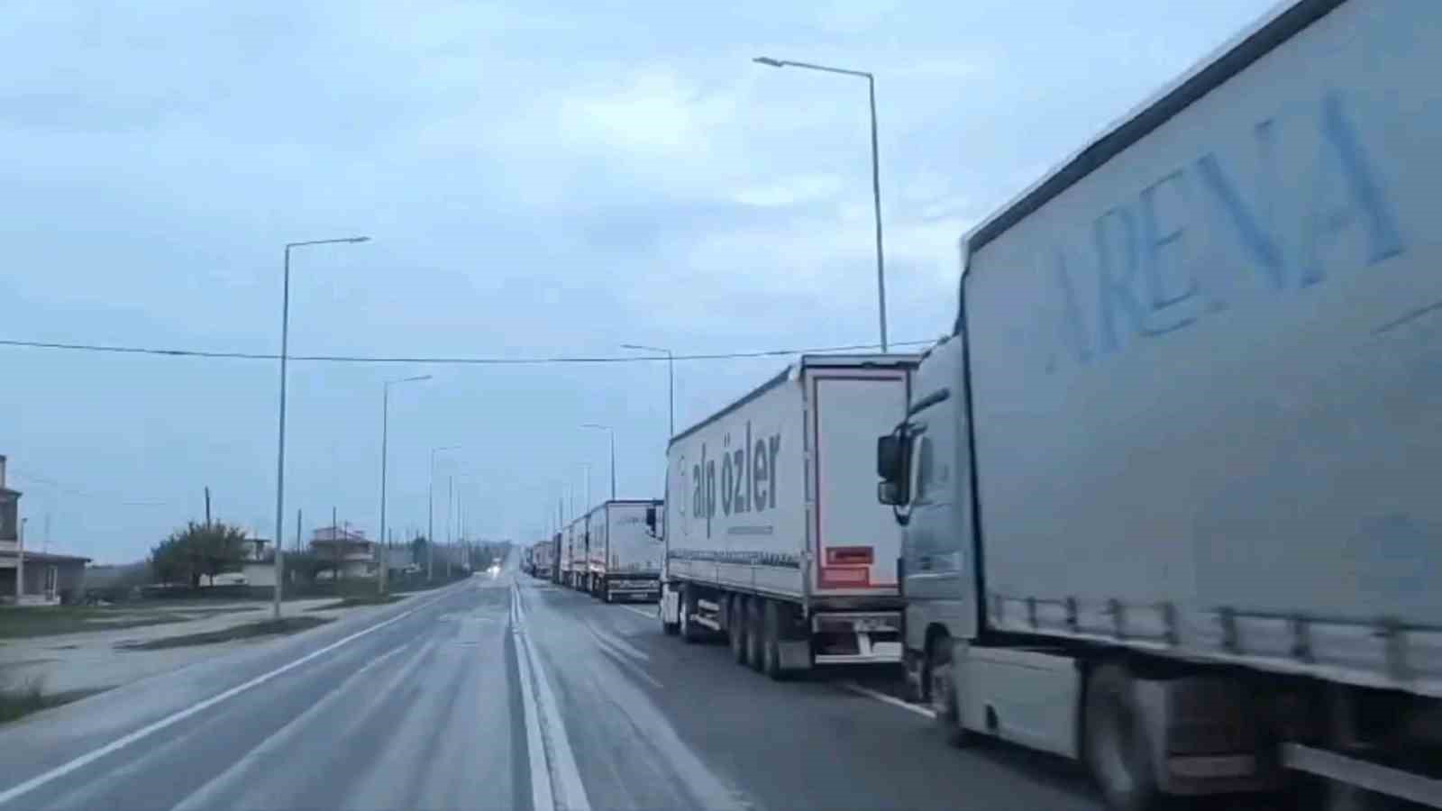 Yunanistan’daki çiftçi grevi sınır kapılarını felç etti: İpsala ve Kipi’de tır geçişleri durdu 8 yunanistandaki ciftci grevi sinir kapilarini felc etti ipsala ve kipide tir gecisleri durdu 4 WC2hN4dW