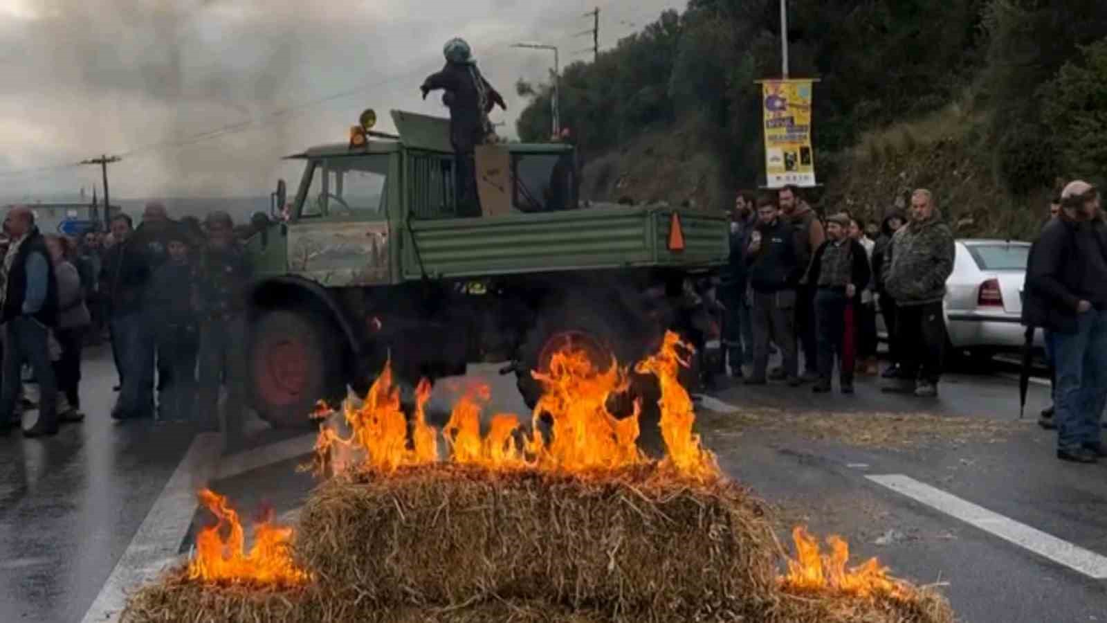 Yunanistan’daki çiftçi grevi sınır kapılarını felç etti: İpsala ve Kipi’de tır geçişleri durdu 9 yunanistandaki ciftci grevi sinir kapilarini felc etti ipsala ve kipide tir gecisleri durdu 5 mQV9fDIK