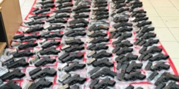 yunanistanin-meric-sinirinda-silah-operasyonu-147-tabanca-ele-gecirildi-13-turk-vatandasi-gozaltina-alindi-li1k3Gzb.jpg