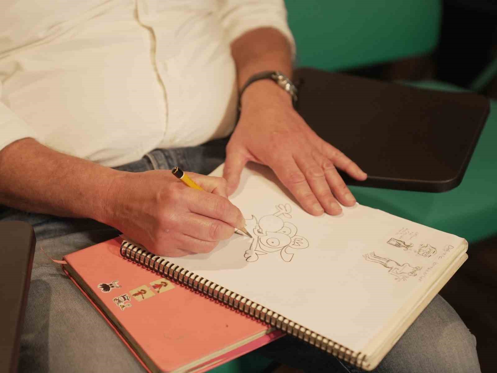 yunus emre enstitusunde karikaturist salih memecan ruzgari esiyor 2