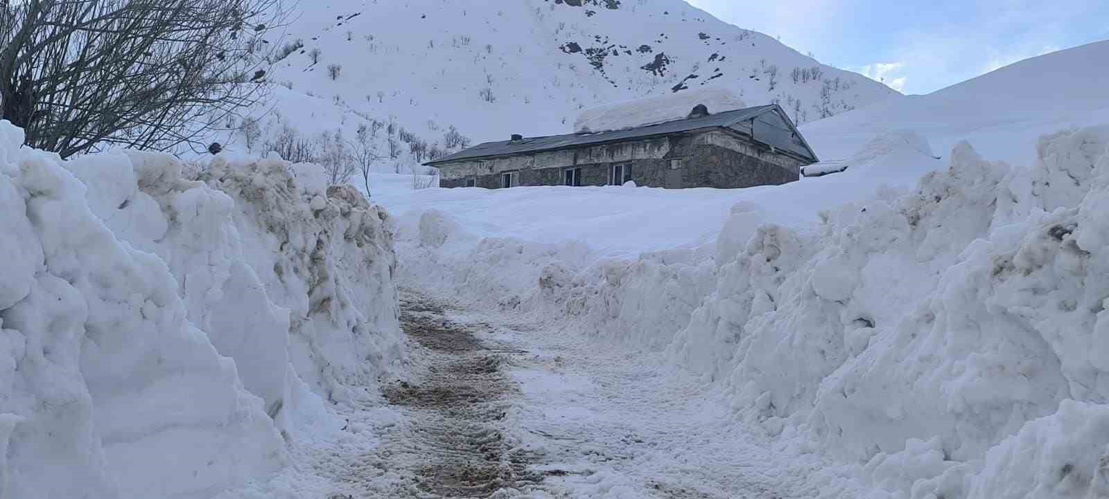 yurda bahar geldi ovacikta karla mucadele suruyor 1 zfDqdlpM