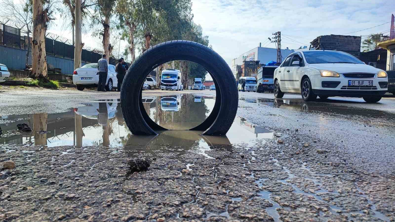 yuregirde yol isyani belediye cukuru kapatmayinca vatandas lastikle onlem aldi 1 OSUv5nCr