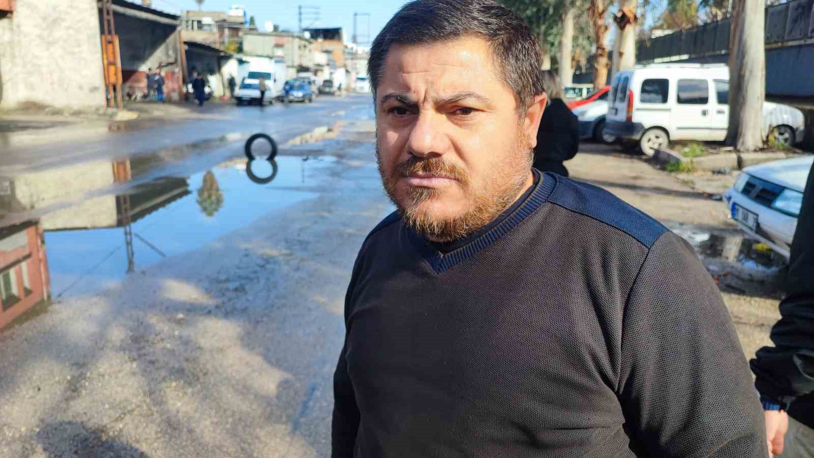 yuregirde yol isyani belediye cukuru kapatmayinca vatandas lastikle onlem aldi 2 AzCewnd9