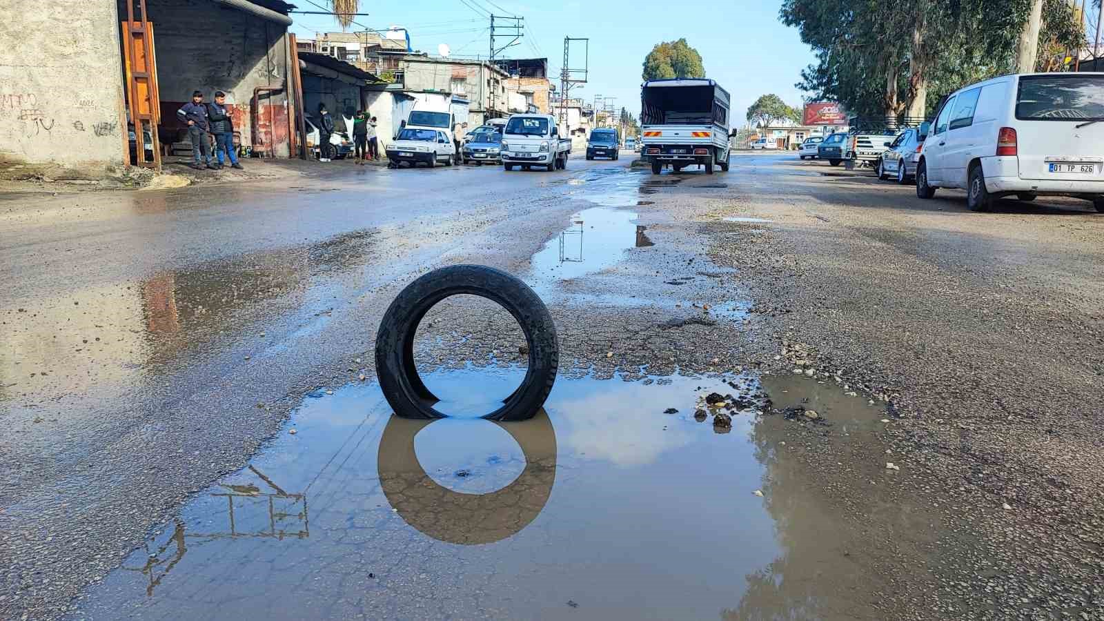 yuregirde yol isyani belediye cukuru kapatmayinca vatandas lastikle onlem aldi 4 jU94ucTN