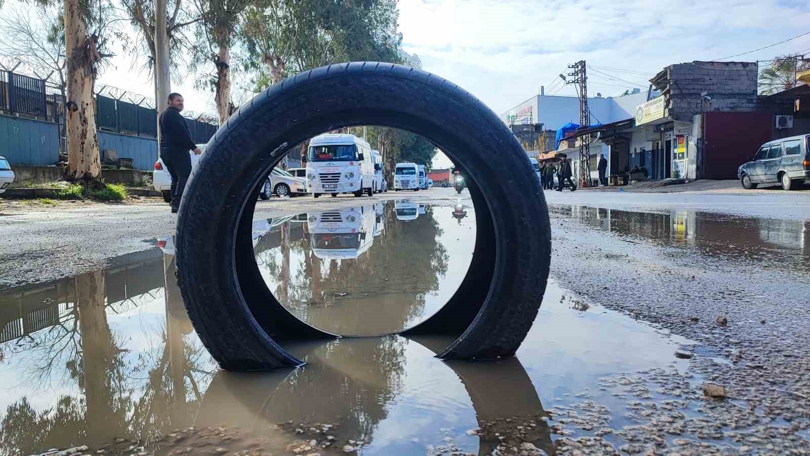 yuregirde yol isyani belediye cukuru kapatmayinca vatandas lastikle onlem aldi 5