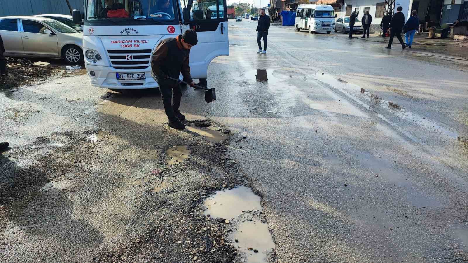 yuregirde yol isyani belediye cukuru kapatmayinca vatandas lastikle onlem aldi 6 gtpN1FiM