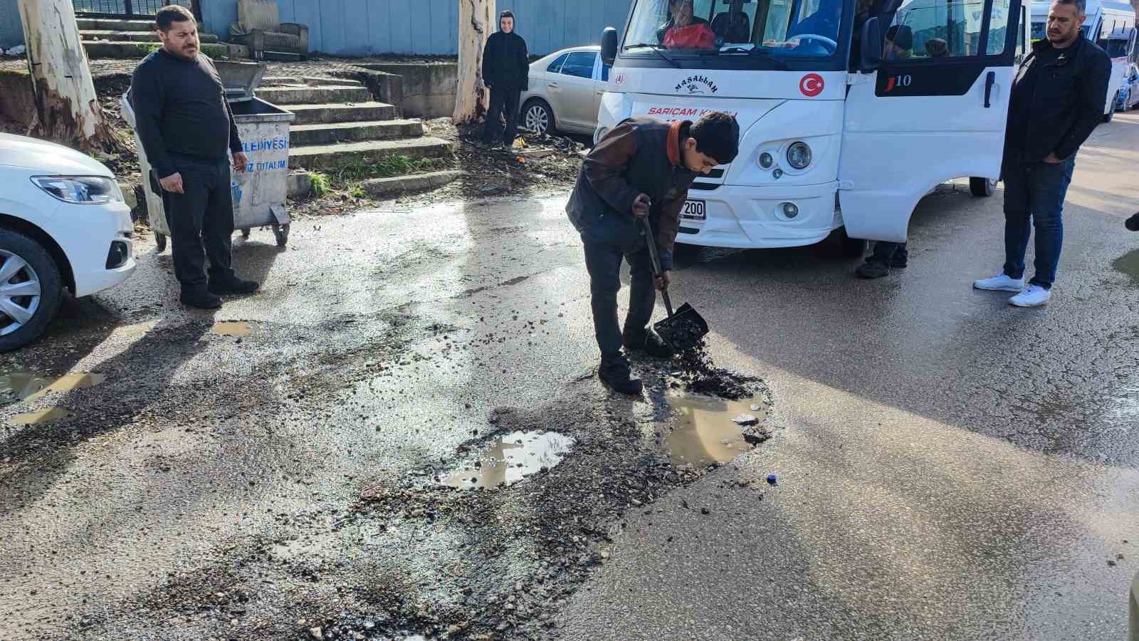 yuregirde yol isyani belediye cukuru kapatmayinca vatandas lastikle onlem aldi 7 8dg1QdFy