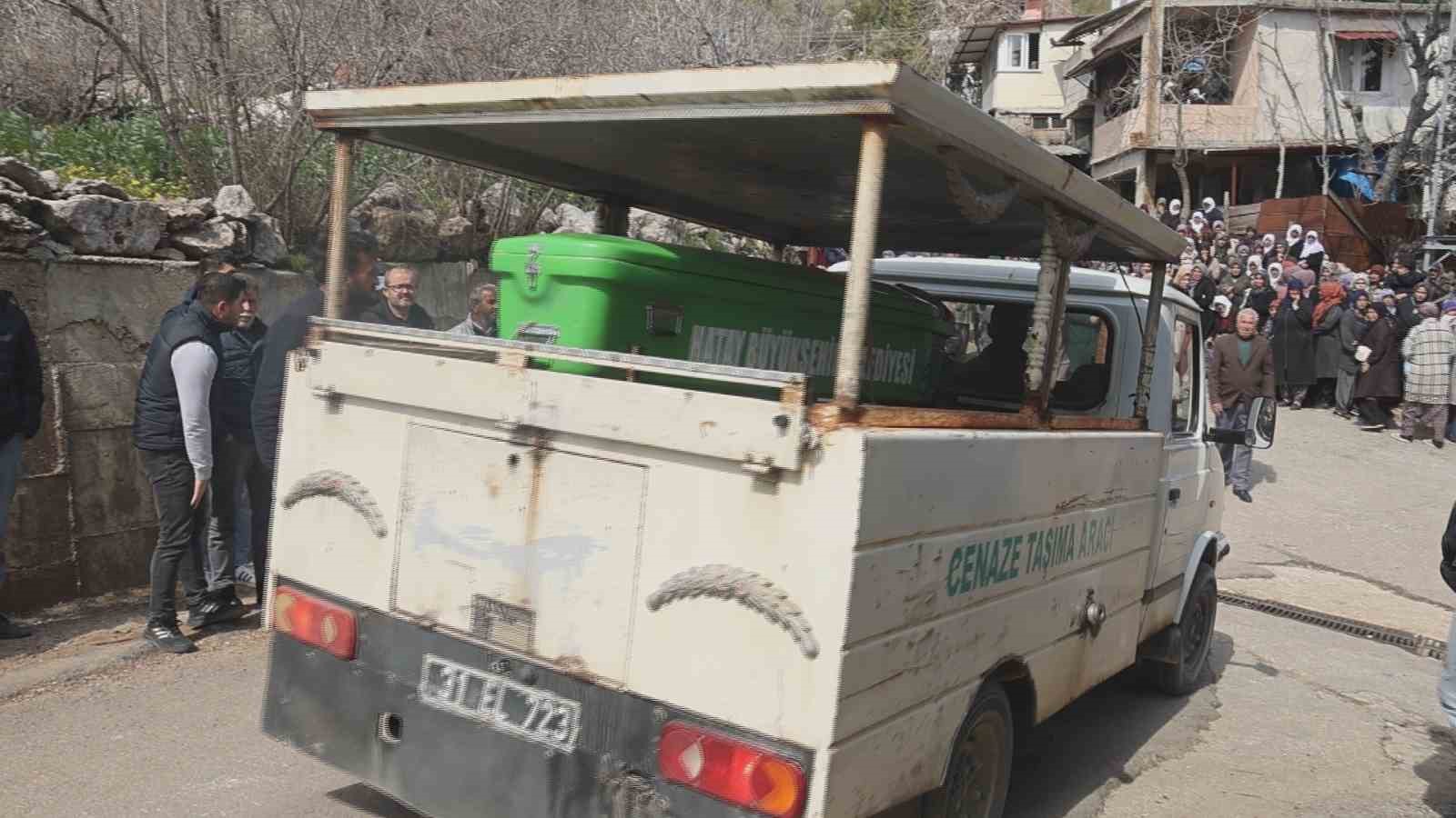yurek burkan kazada hamile kadini 5 ay once evlendigi esinden olum ayirdi 4 C3PvCAG6